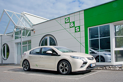 Open Ampera vor dem Gebäude der G&S Brandschutztechnik AG in Mogendorf